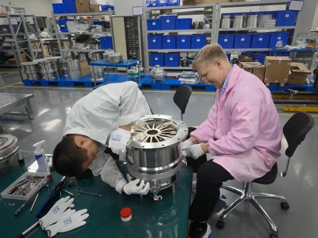 Работа с корпусом турбомолекулярного насоса на сборочном столе