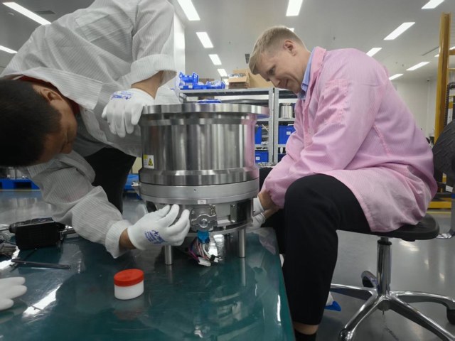 Осмотр нижней части корпуса турбомолекулярного насоса