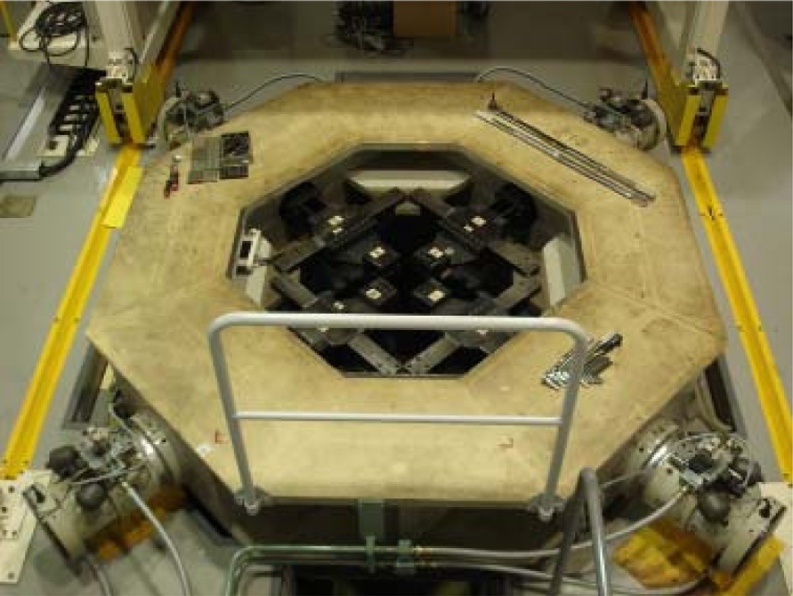 Двухосная испытательная машина JAXA с четырьмя гидравлическими приводами (рис. 6).