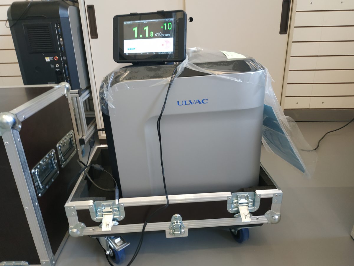 Течеискатель ULVAC HELIOT 900 в транспортном кейсе с вынесенным экраном управления.