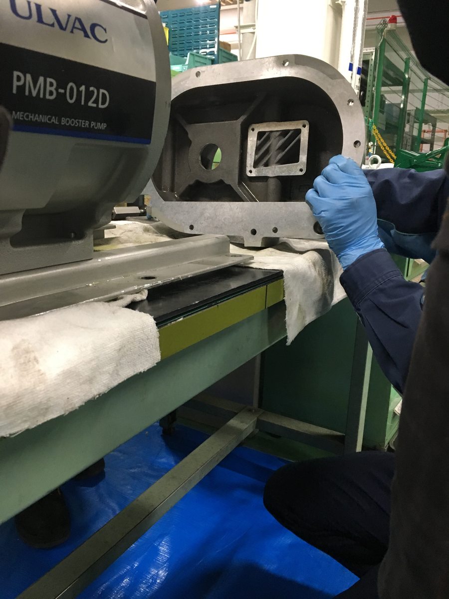 Корпус механического бустерного насоса ULVAC PMB-012D на сервисном обучении. Маркировка модели видна слева.