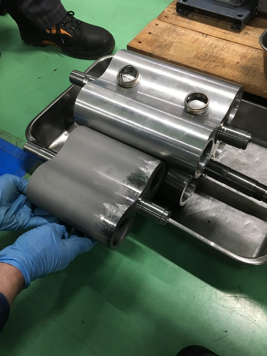 Рабочие роторы механического бустерного насоса при разборке на обучении ULVAC KIKO.
