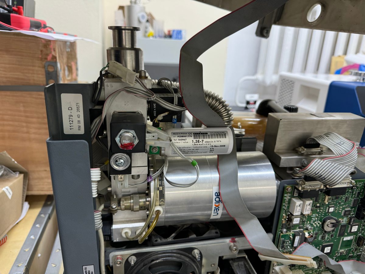 Внутренние узлы течеискателя Alcatel Adixen: клапанный блок, калиброванная течь, кабели и электроника.