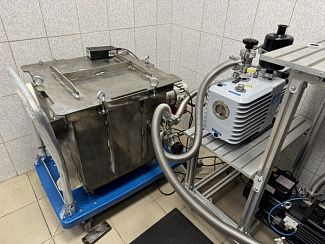 Фото: Вакуумная камера с откачной системой для проверки герметичности Leaklab V125