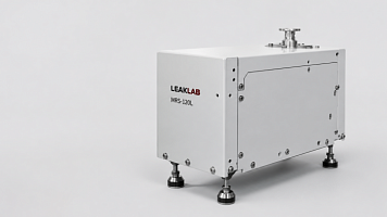 Студийный вид сухого винтового вакуумного насоса LeakLab MRS-120L